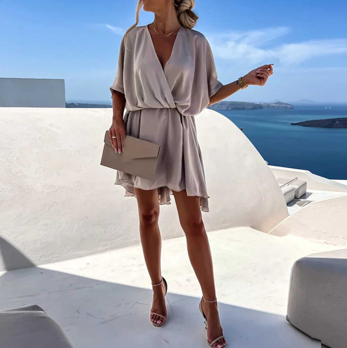 Vestido mini drapeado con escote en V y mangas cortas sueltas para mujer