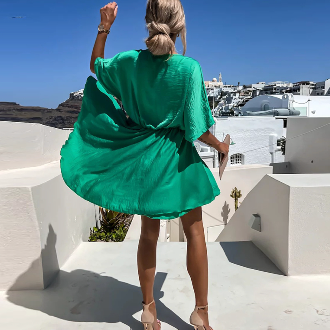 Vestido mini fluido con escote en V, mangas cortas y cintura alta para mujer