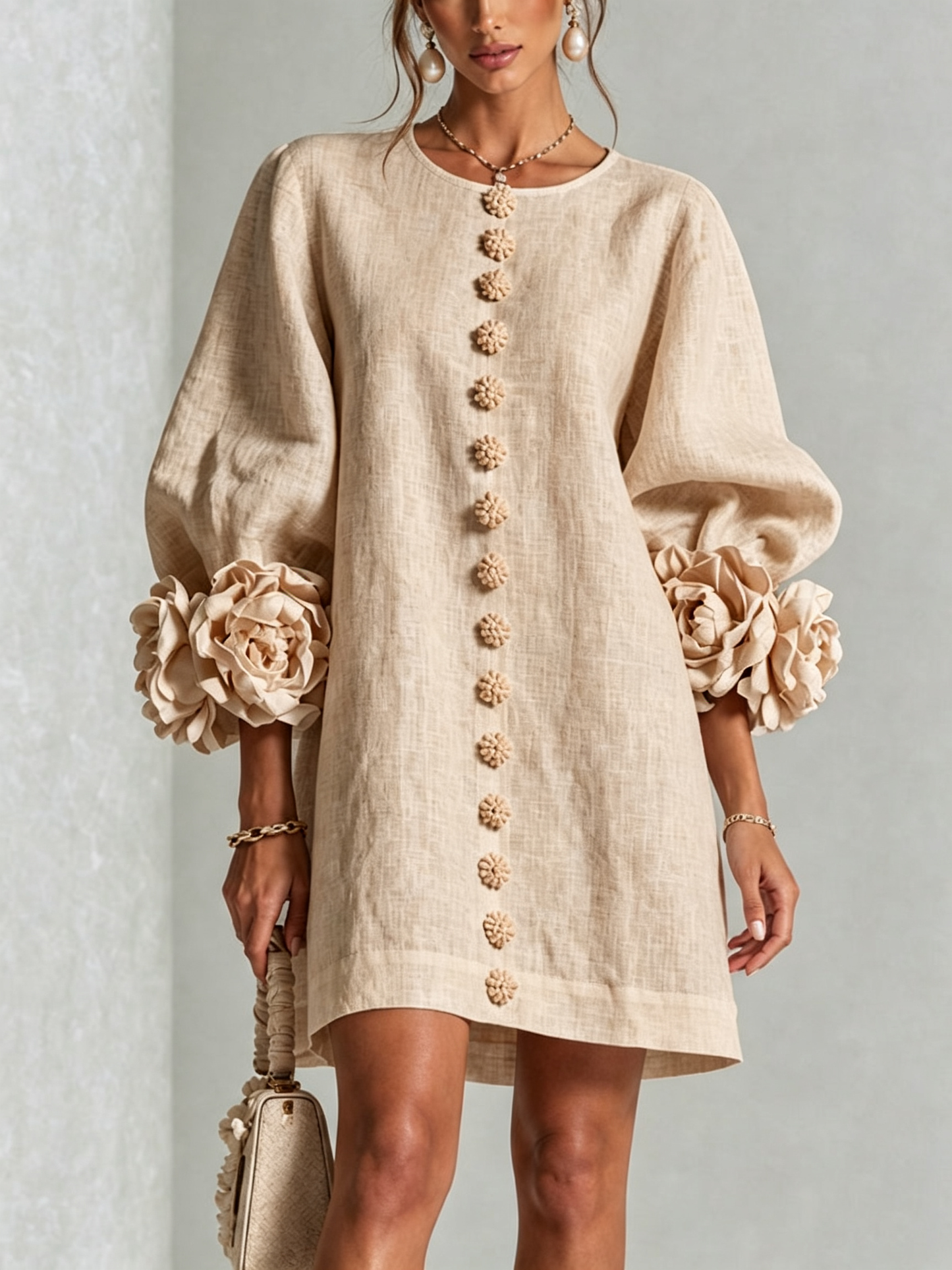 Mini vestido blanco con botones florales y mangas florales extravagantes