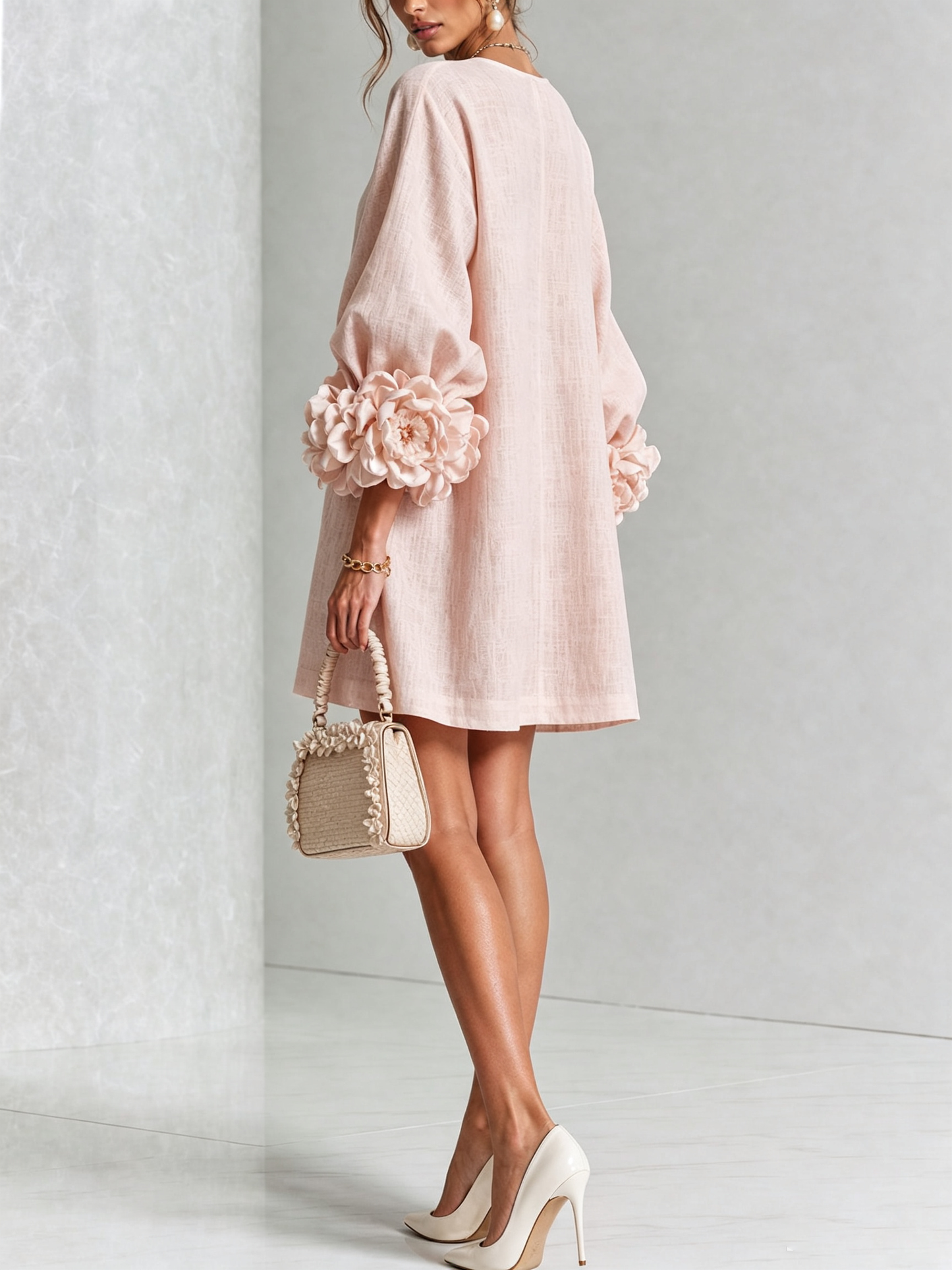 Mini vestido blanco con botones florales y mangas florales extravagantes
