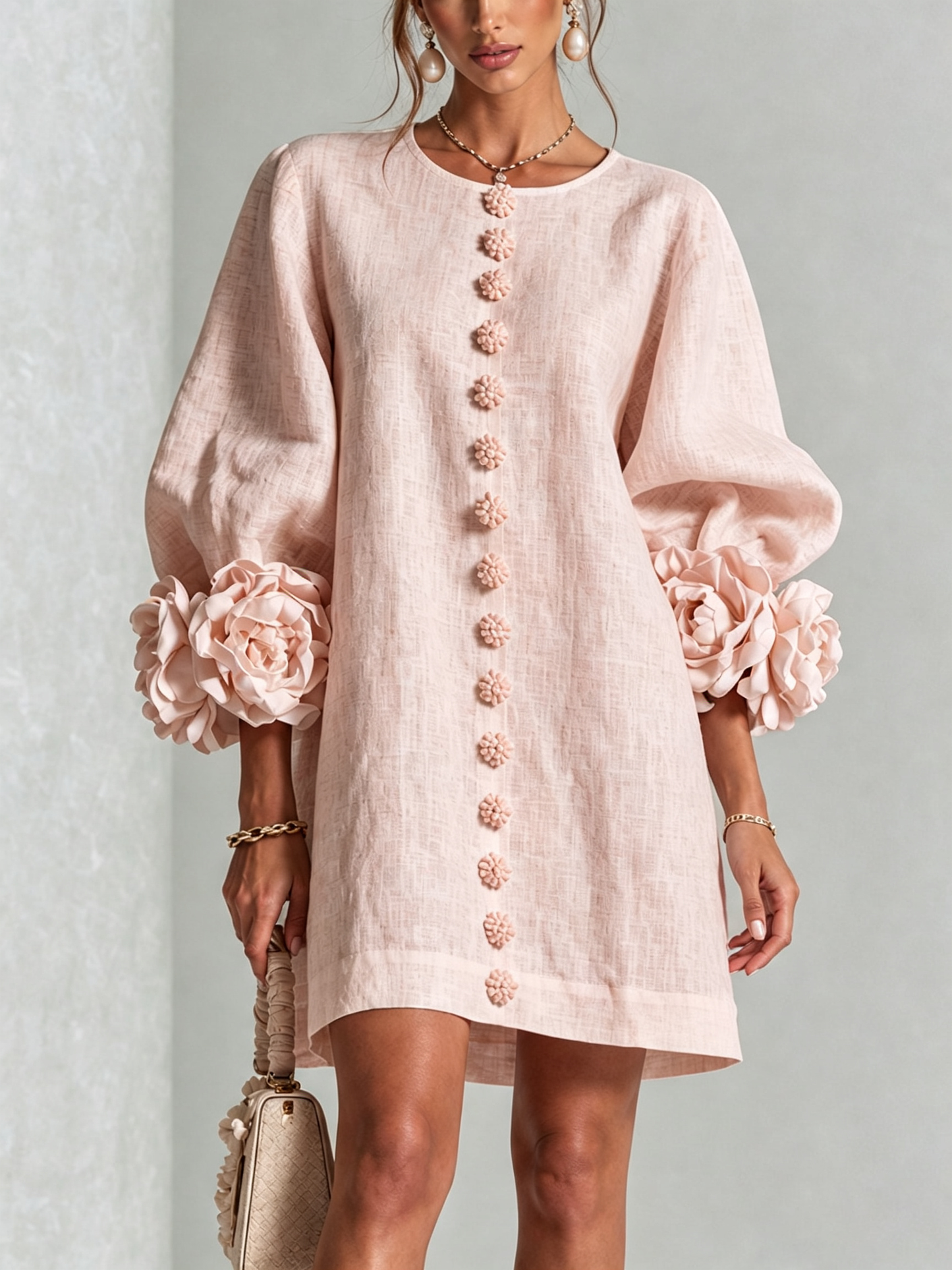Mini vestido blanco con botones florales y mangas florales extravagantes