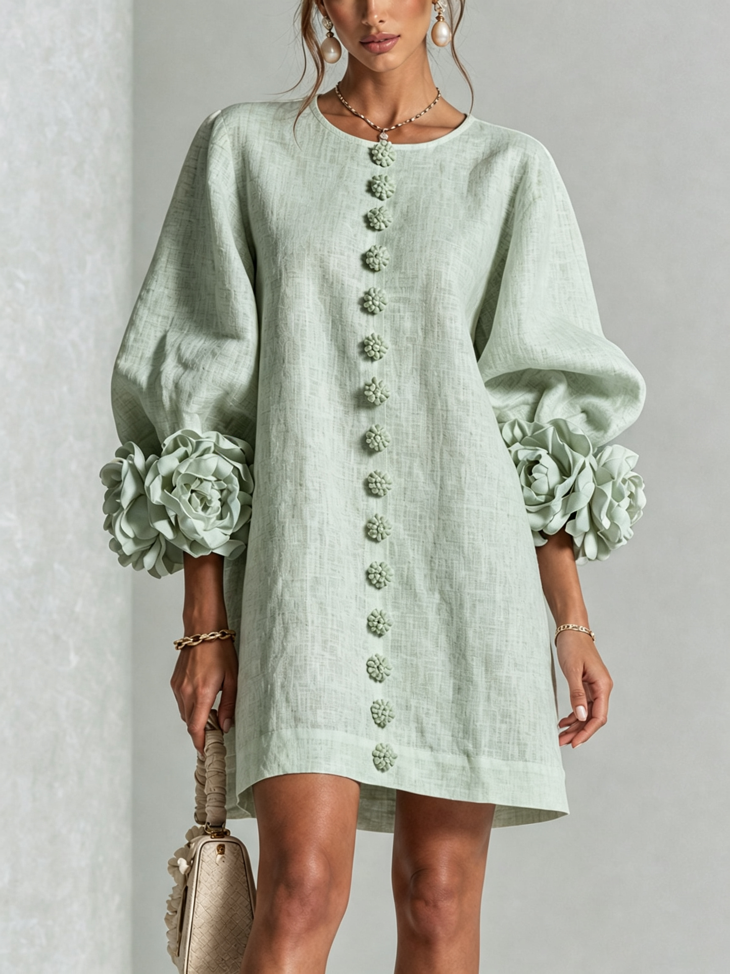 Mini vestido blanco con botones florales y mangas florales extravagantes
