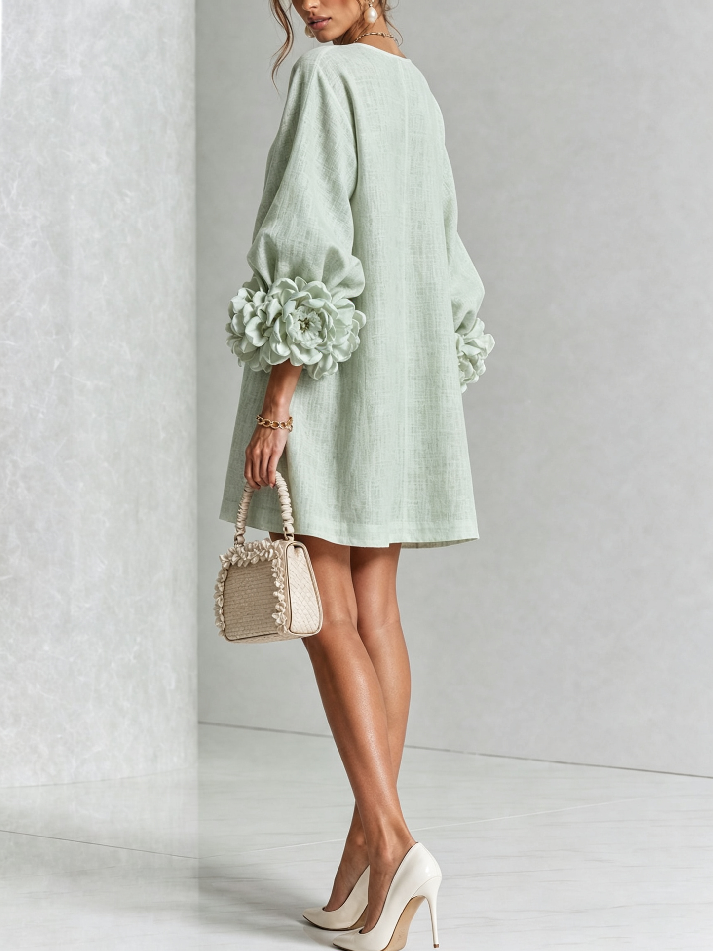 Mini vestido blanco con botones florales y mangas florales extravagantes