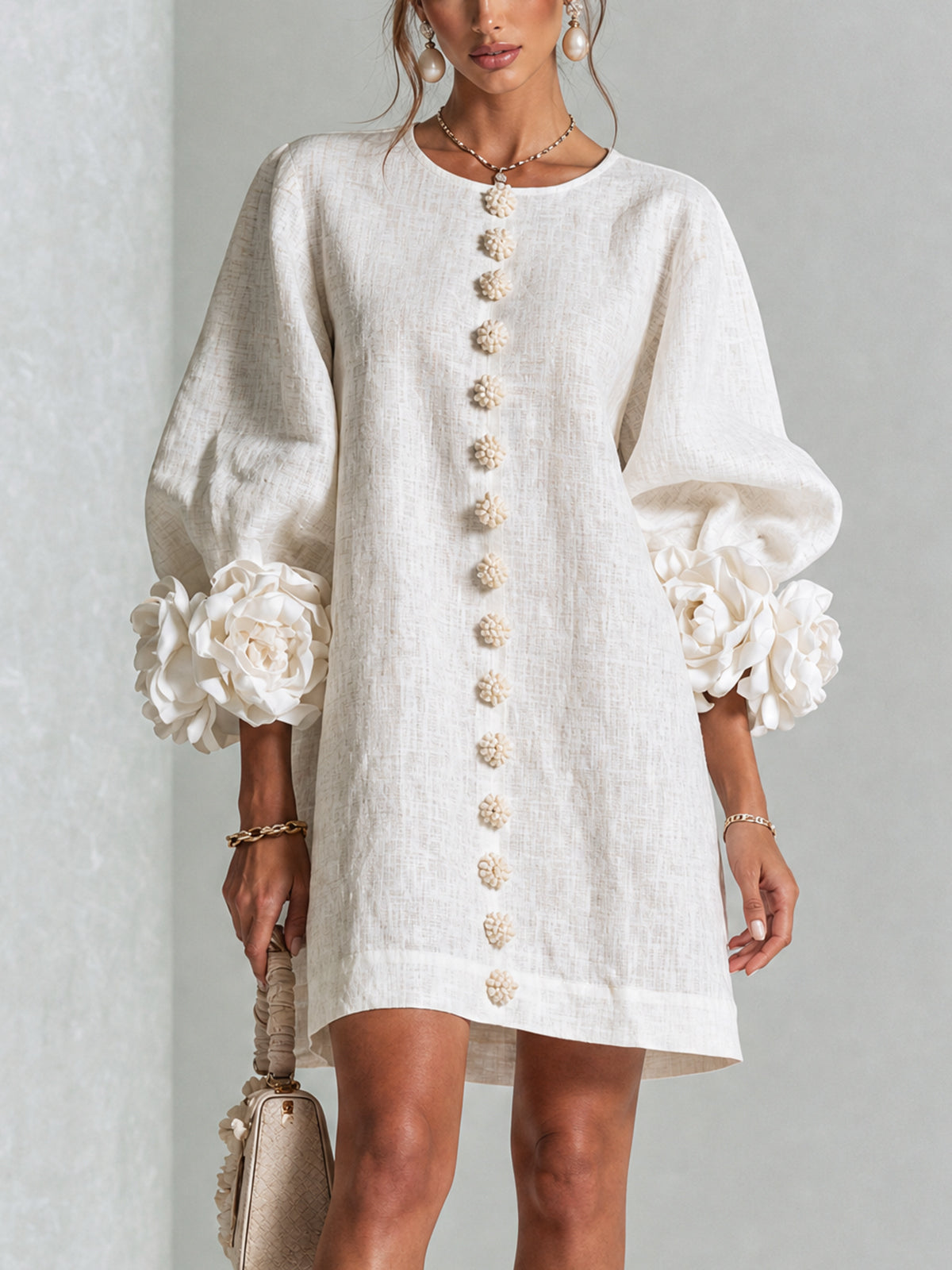 Mini vestido blanco con botones florales y mangas florales extravagantes