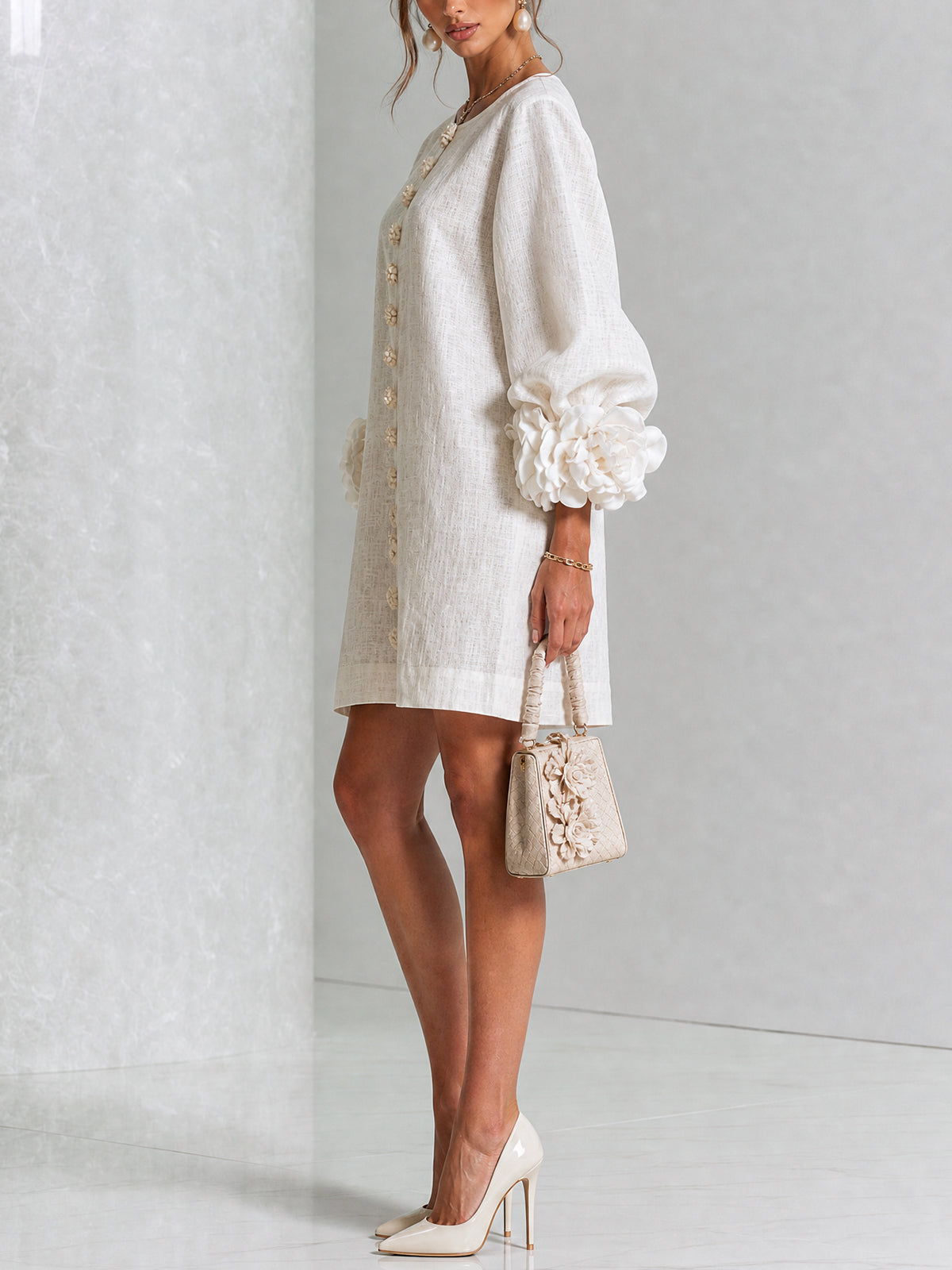 Mini vestido blanco con botones florales y mangas florales extravagantes