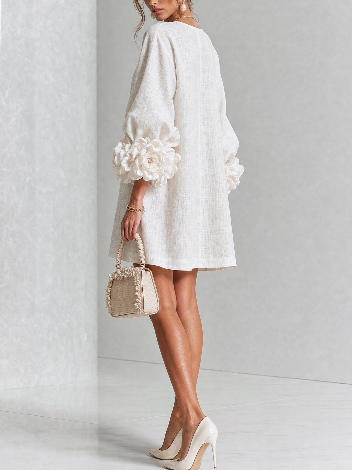 Mini vestido blanco con botones florales y mangas florales extravagantes