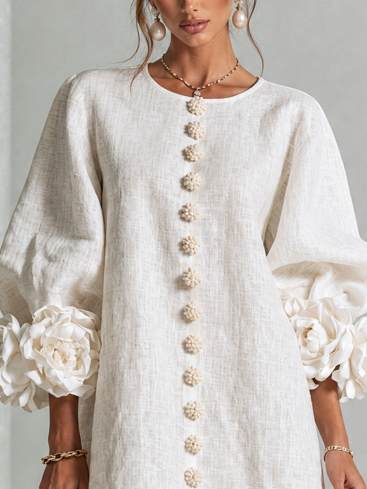 Mini vestido blanco con botones florales y mangas florales extravagantes