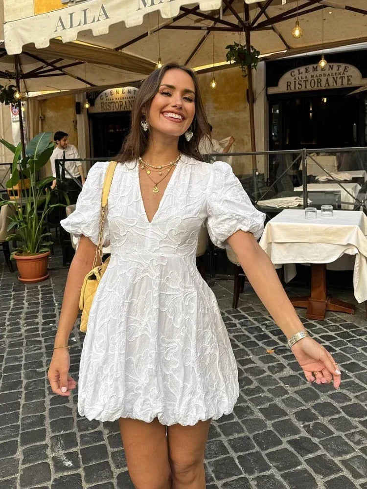 Vestido corto de mujer con mangas abullonadas y detalle texturizado