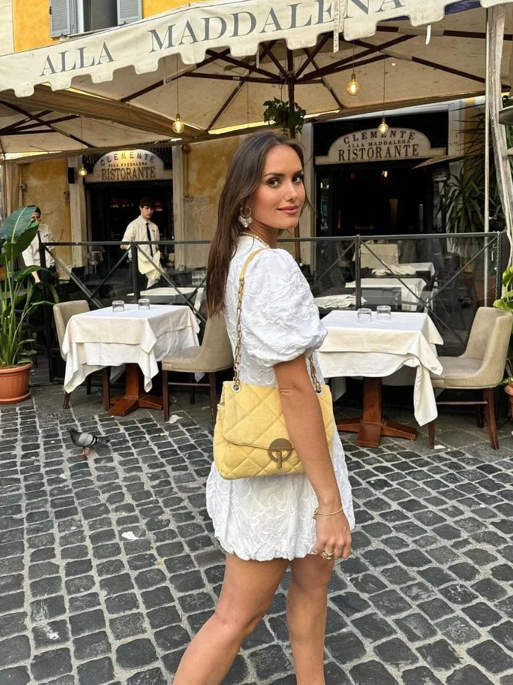 Vestido corto de mujer con mangas abullonadas y detalle texturizado