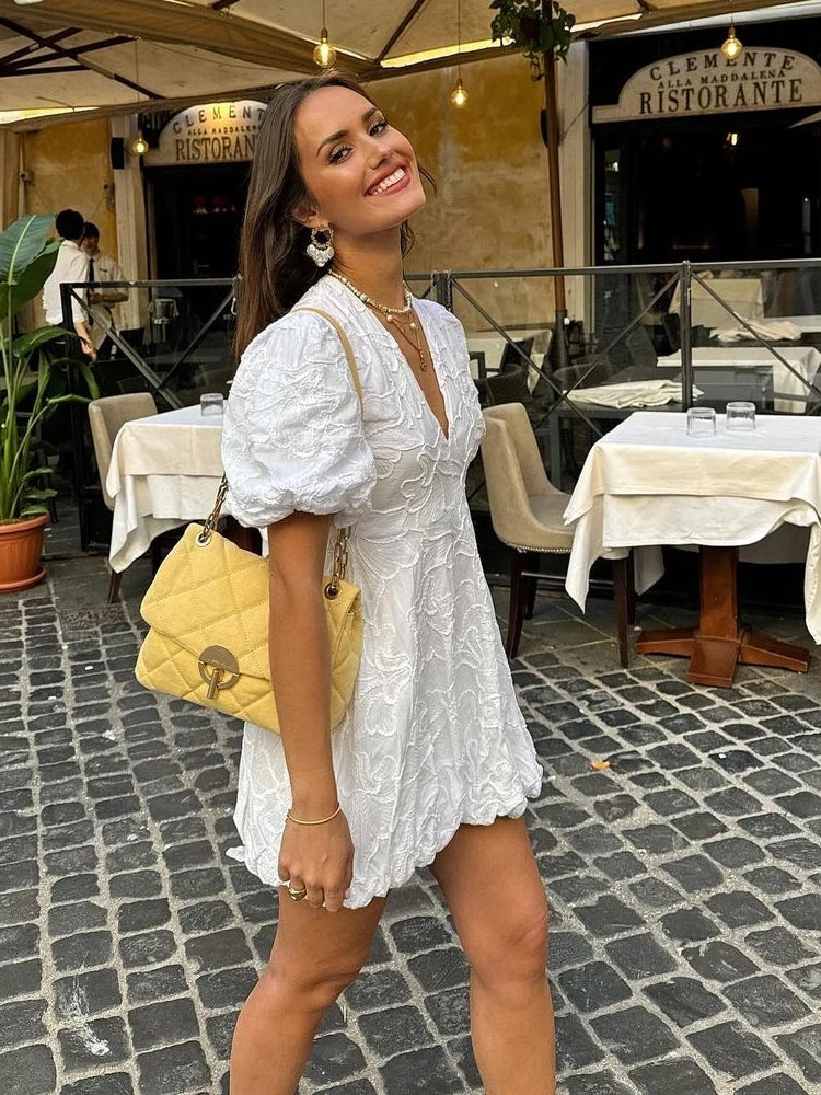 Vestido corto de mujer con mangas abullonadas y detalle texturizado