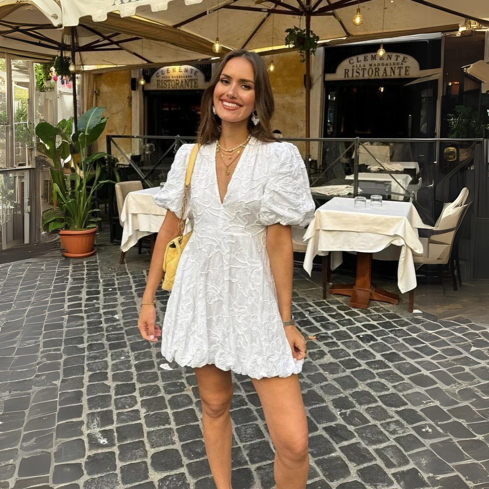 Vestido corto de mujer con mangas abullonadas y detalle texturizado