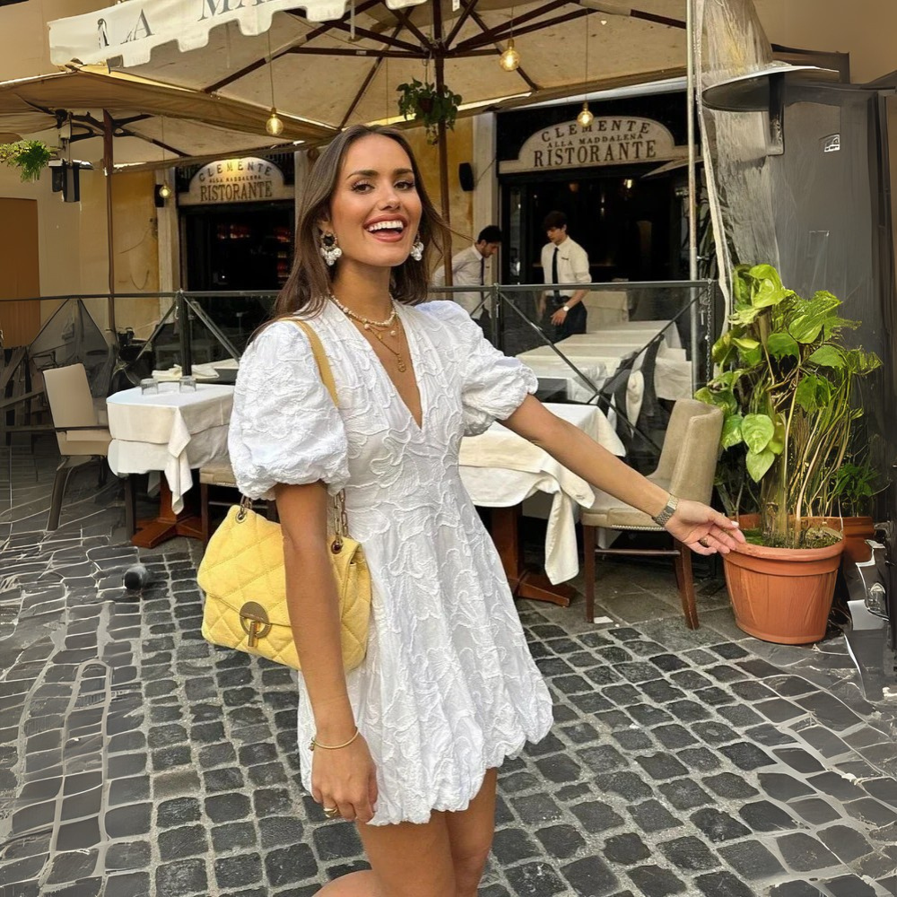Vestido corto de mujer con mangas abullonadas y detalle texturizado